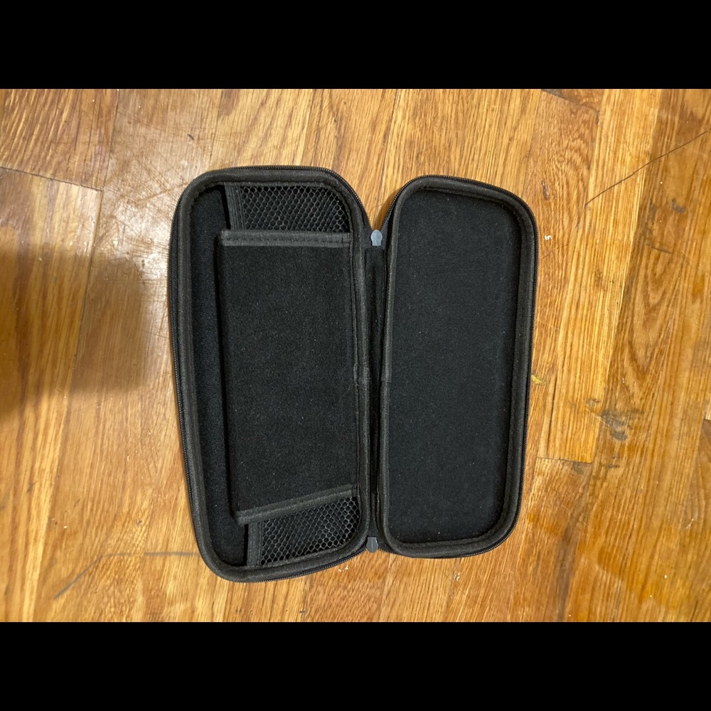 Nintendo switch red case - Picture 2 of 11